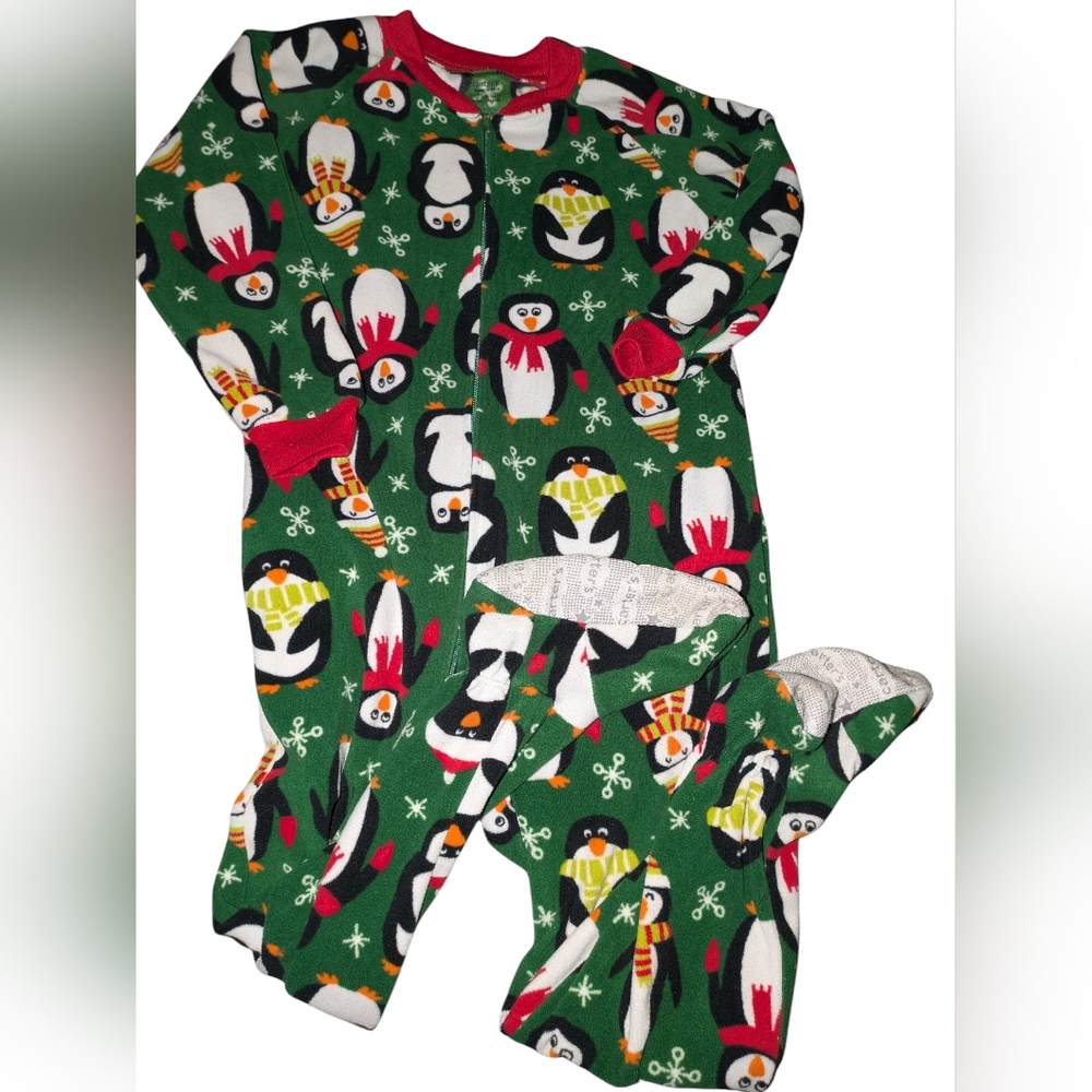 🌞4/20$ Carter's Green and Red Penguin Pajama Set